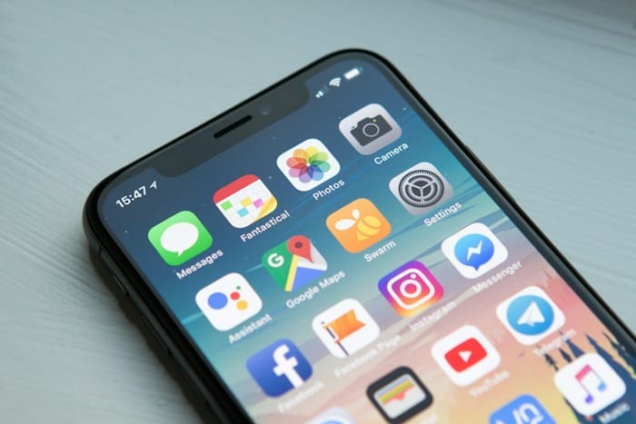 Un teléfono móvil: una forma familiar de mantener cerca el trabajo del equipo